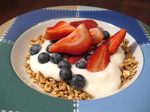 breakfast_fruit_yogurt_granola